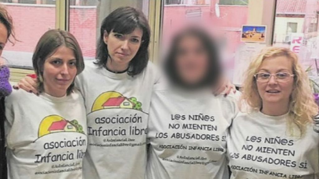 En libertad con cargos la vicepresidenta de Infancia libre en Granada, pero pierde la custodia de su hija