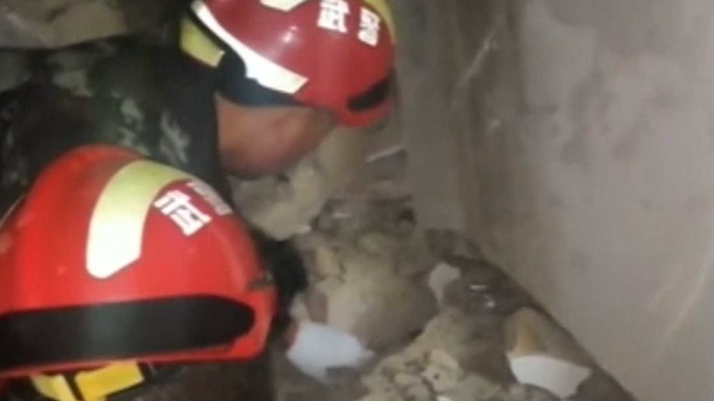 Pánico en China: Doce muertos y 120 heridos por un terremoto de seis grados