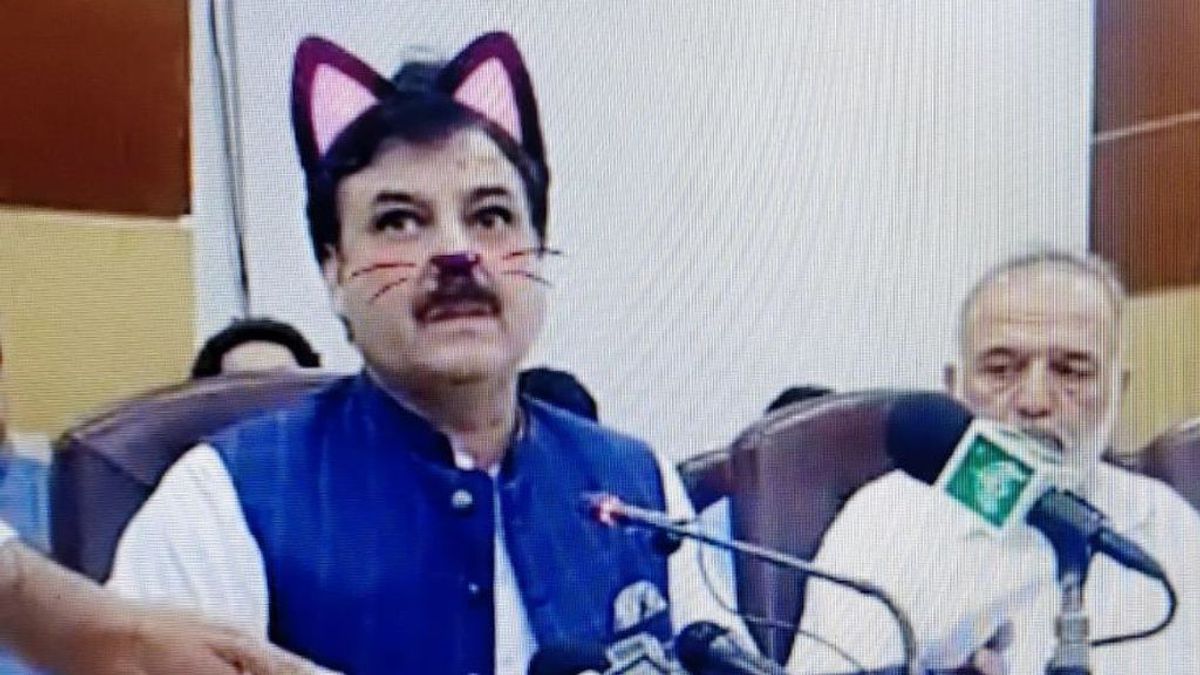 Un ministro pakistaní da una rueda de prensa convertido en gato por un filtro de Instagram
