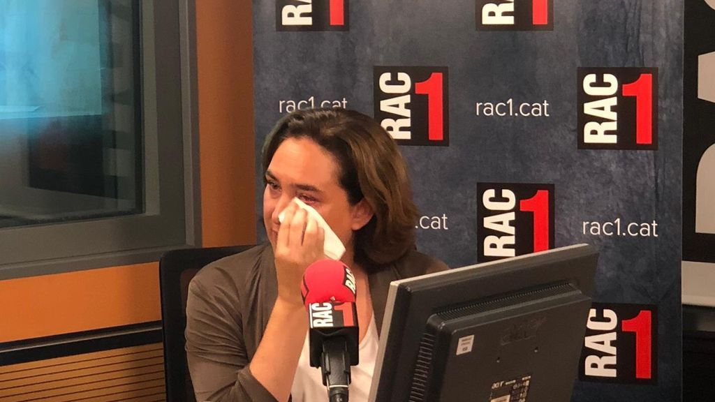 Colau rompe a llorar durante una entrevista cuando le preguntan si pensó en dejar la política Colau rompe a llorar durante una entrevista cuando le preguntan si pensó en dejar la política
