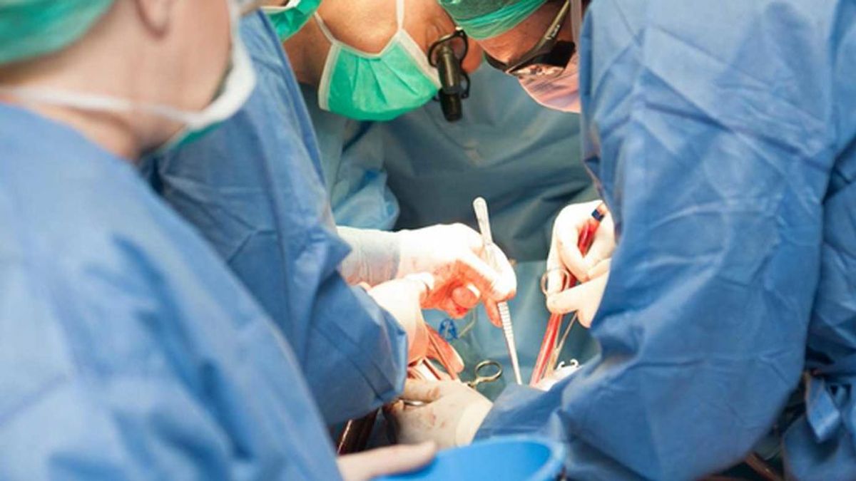 Trasplantan un corazón artificial a un joven de 30 años en el Hospital de Bellvitge