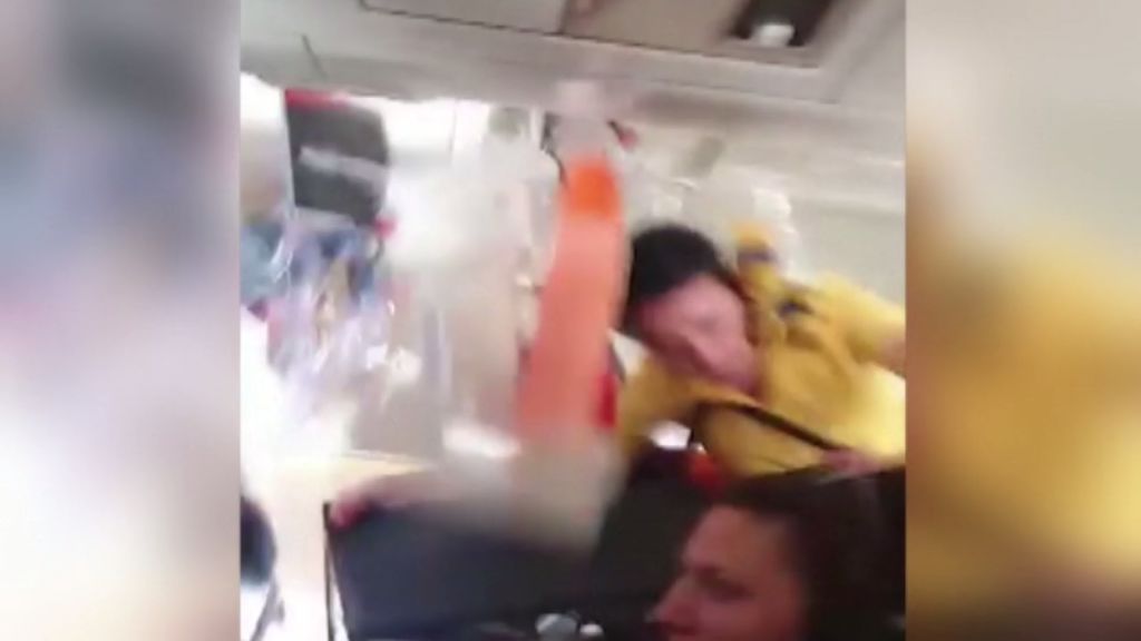Una azafata se estampa contra el techo de un avión por una fuerte turbulencia