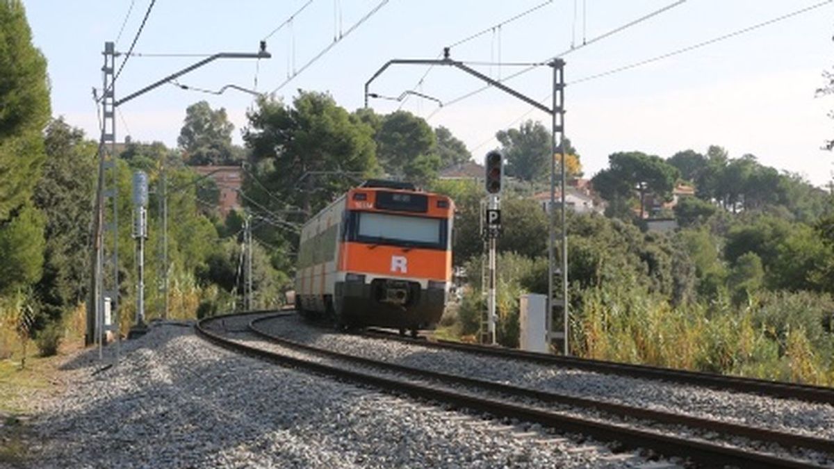 Un tren de Cercanías circula con una puerta abierta varios kilómetros en Cataluña