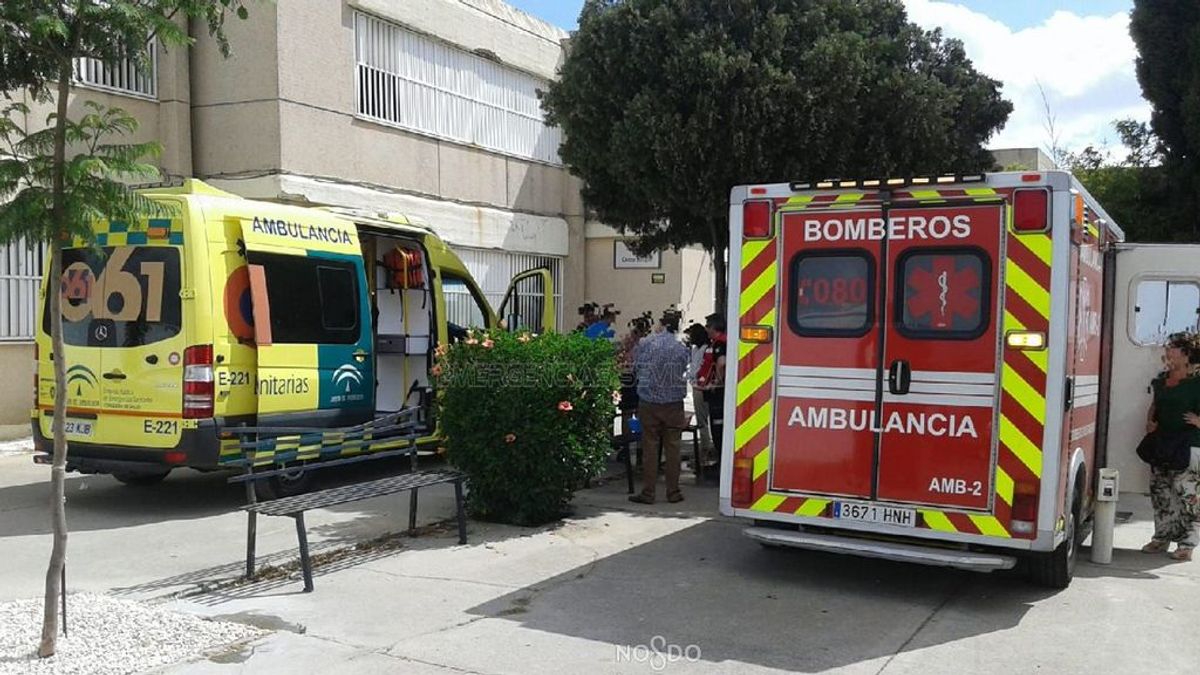 Tres heridos tras una explosión en un colegio de Sevilla