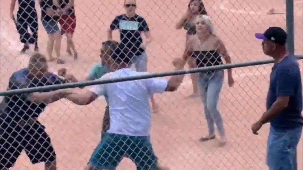 Batalla campal entre padres por su enfado con el arbitraje de un menor de 13 años durante un partido de béisbol entre niños
