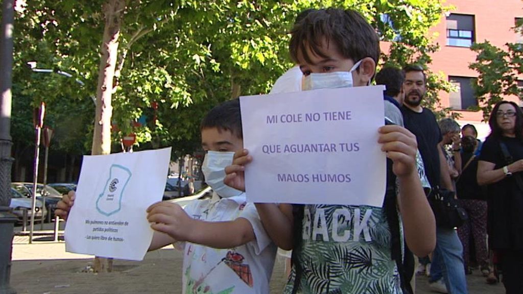 Padres y alumnos protestan con mascarillas pidiendo la continuidad de Madrid Central