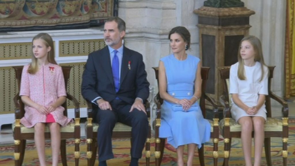 Felipe VI, acompañado orgulloso de sus hijas en el quinto aniversario de su reinado