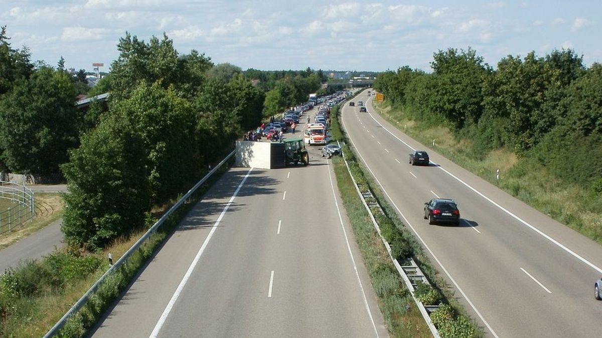 autobahn-837643_960_720