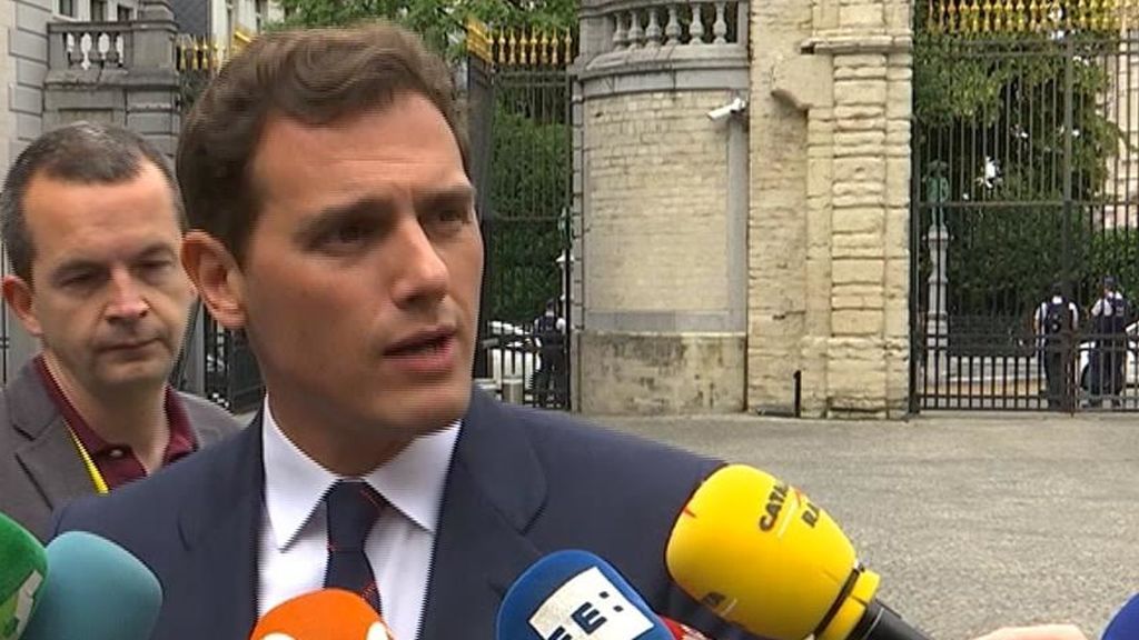 Rivera atiende a los periodistas en Bruselas