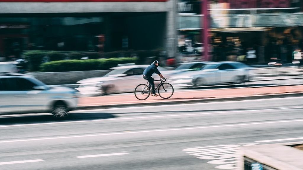El 63 % de los conductores no es consciente de la presencia de ciclistas al adelantarlos, pese a llevar éstos chaleco