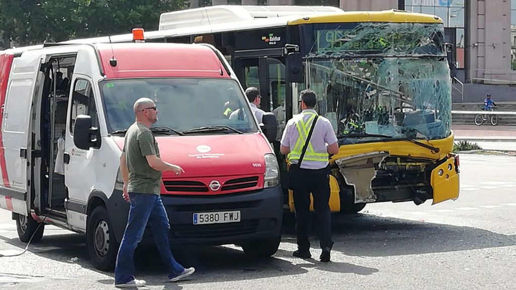24 heridos en un accidente entre dos autobuses y una moto en Barcelona