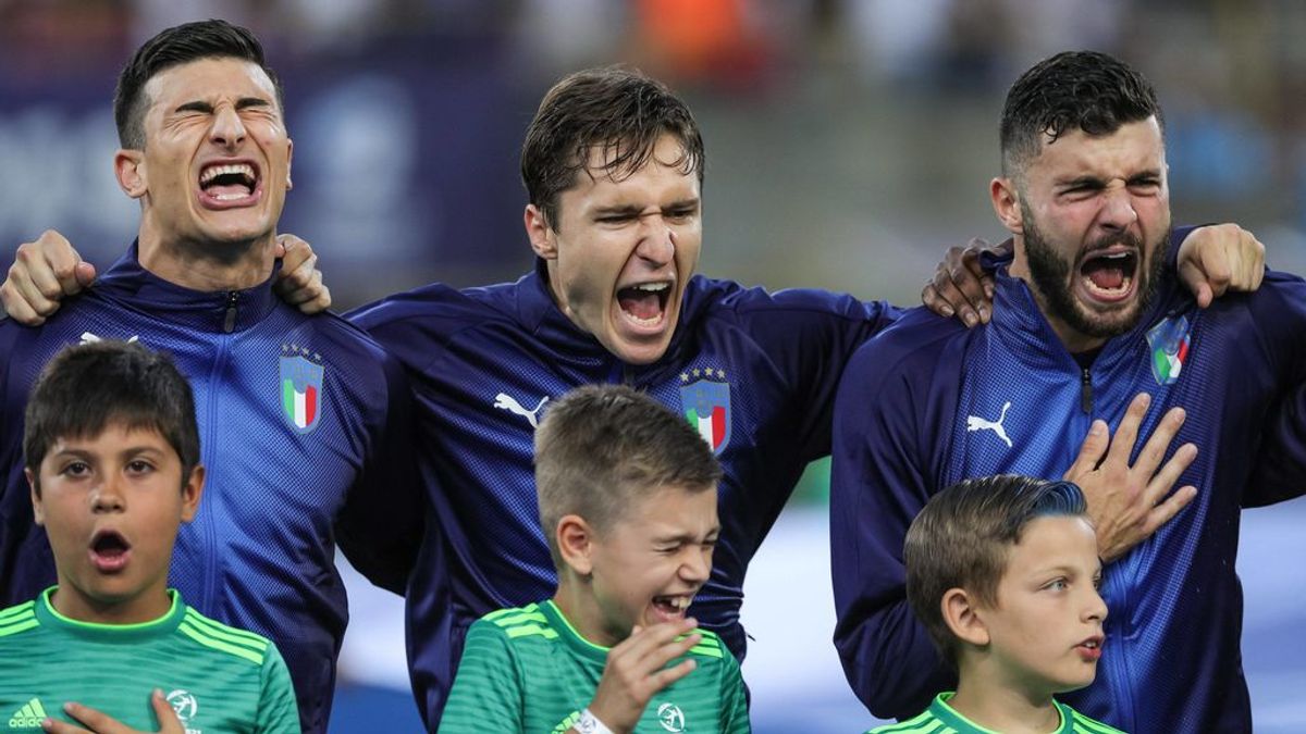 La imagen que se ha hecho viral de un niño tapándose los oídos durante el atronador himno italiano