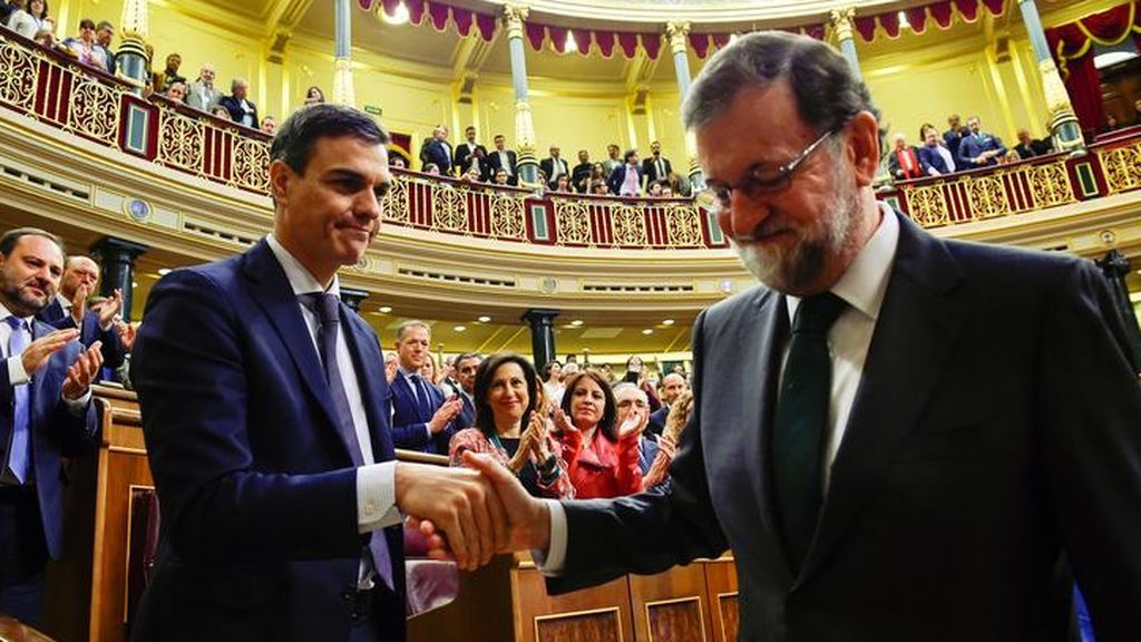 Rajoy saluda a Sánchez en la moción de censura