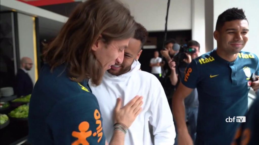 Neymar, arropado por sus compañeros en su visita a la concentración brasileña Neymar, arropado por sus compañeros en su visita a la concentración brasileña