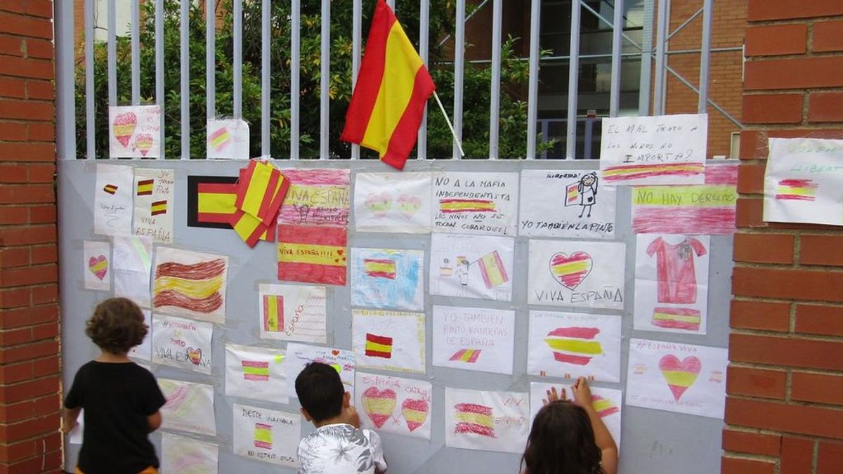 Llenan de banderas de España el colegio de la niña supuestamente agredida por pintarlas Llenan de banderas de España el colegio de la niña supuestamente agredida por pintarlas