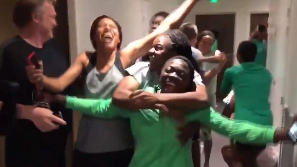 La euforia de las jugadoras nigerianas tras clasificarse para octavos por primera vez en dos décadas La euforia de las jugadoras nigerianas tras clasificarse para octavos por primera vez en dos décadas