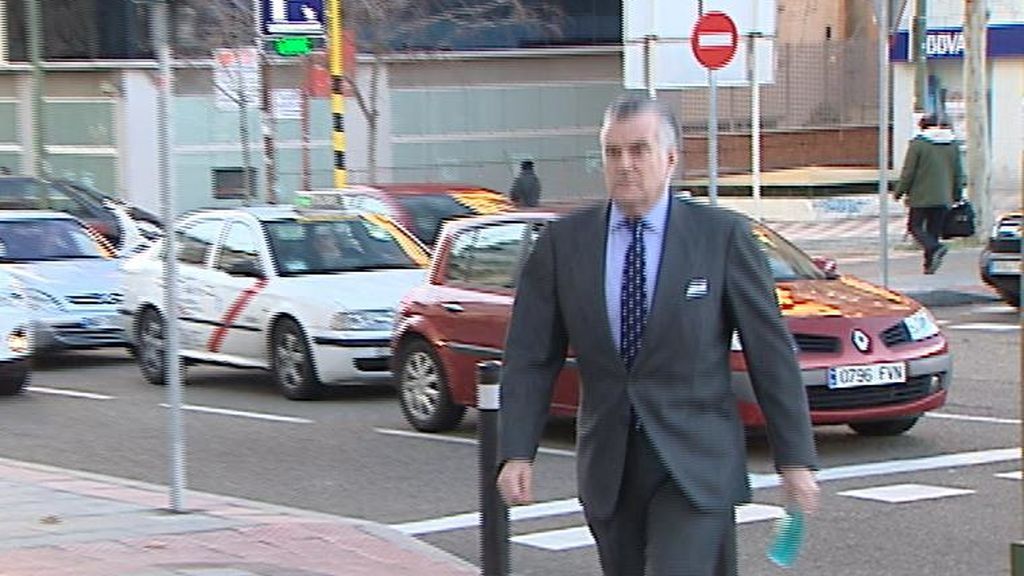 Bárcenas vincula el borrado de sus ordenadores con el espionaje de Villarejo por orden del PP Bárcenas vincula el borrado de sus ordenadores con el espionaje de Villarejo por orden del PP