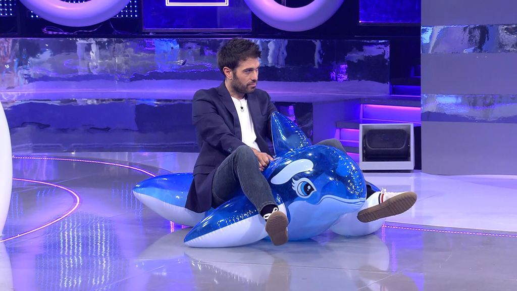 Dani Martínez hace el programa desde un delfín inflable: el presentador ya está de vacaciones