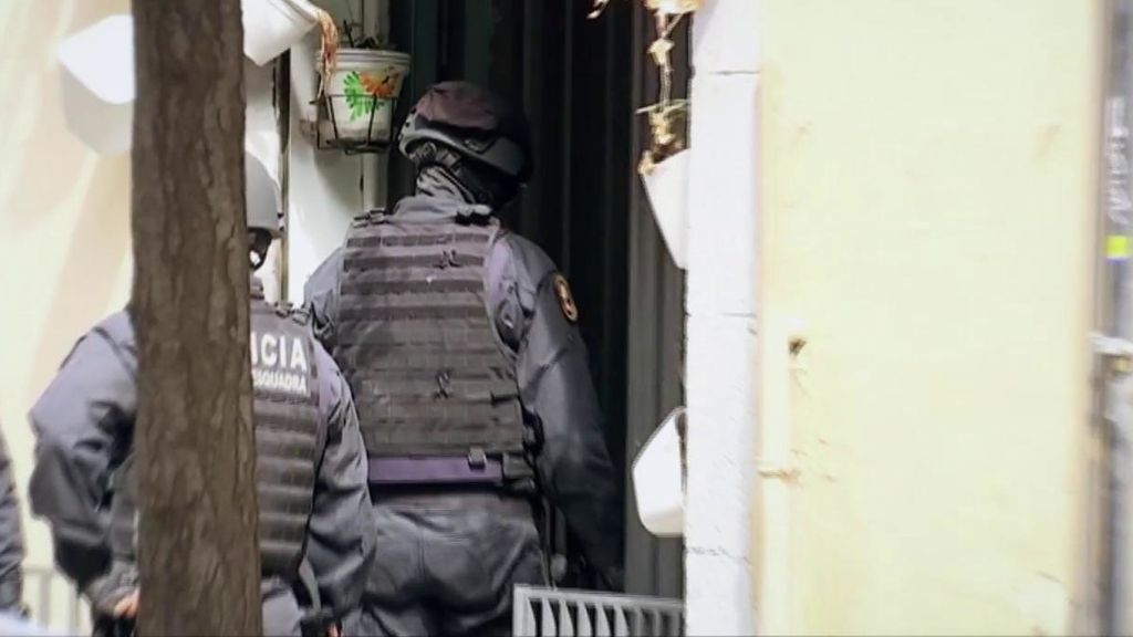 Las imágenes de la macrorredada sin precedentes contra los narcos de Ciutat Vella