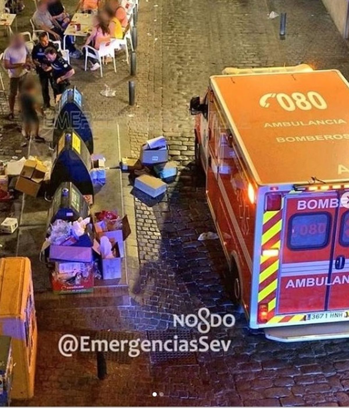Rescatado ileso un niño tras caer a un contenedor soterrado en Sevilla