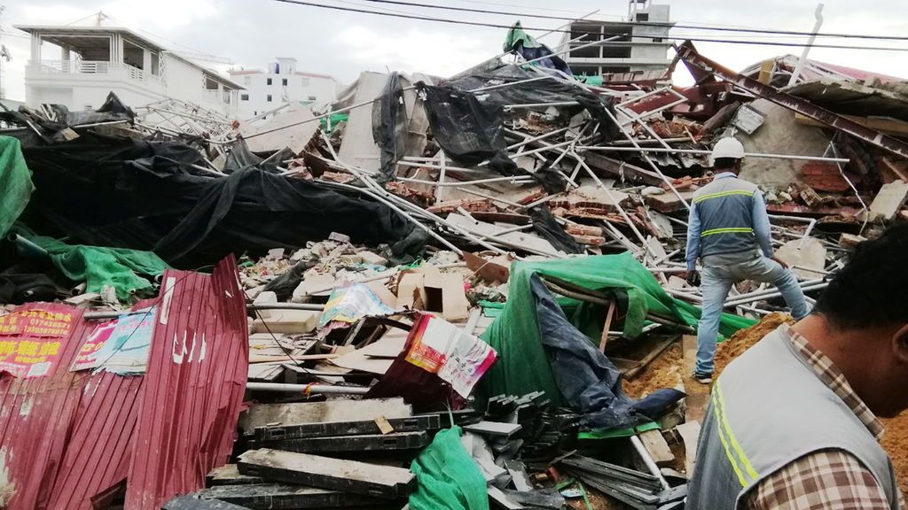 Mueren al menos tres personas al derrumbarse un edificio de siete plantas en construcción en Camboya