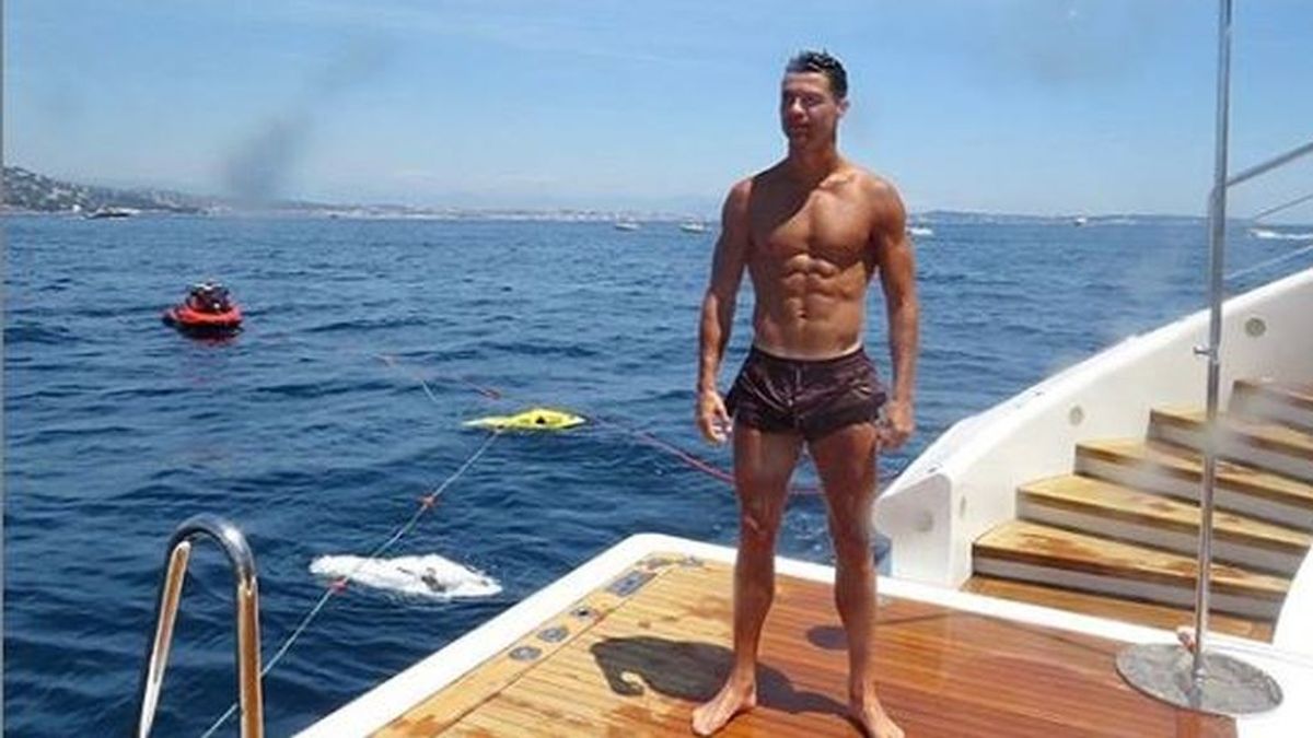 "Disfrutad de las vistas", Cristiano Ronaldo presume de abdominales en sus vacaciones