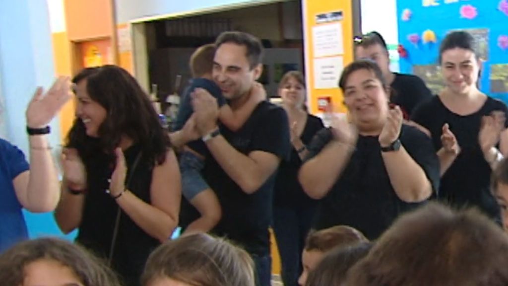Padres y niños se encierran en un colegio de Madrid para evitar el cese de su director
