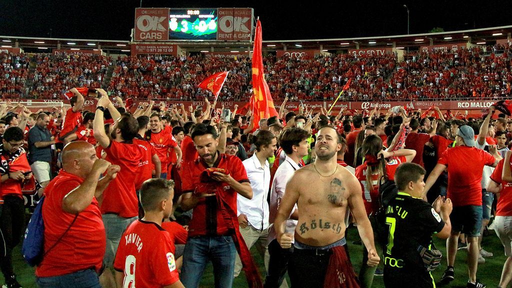 El Mallorca celebra el ascenso a Primera tras remontar al Deportivo