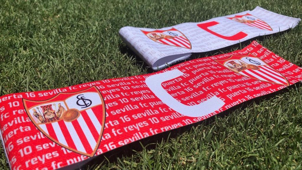 El Sevilla presenta sus nuevos brazaletes de capitán homenajeando a Reyes y Puerta El Sevilla presenta sus nuevos brazaletes de capitán homenajeando a Reyes y Puerta