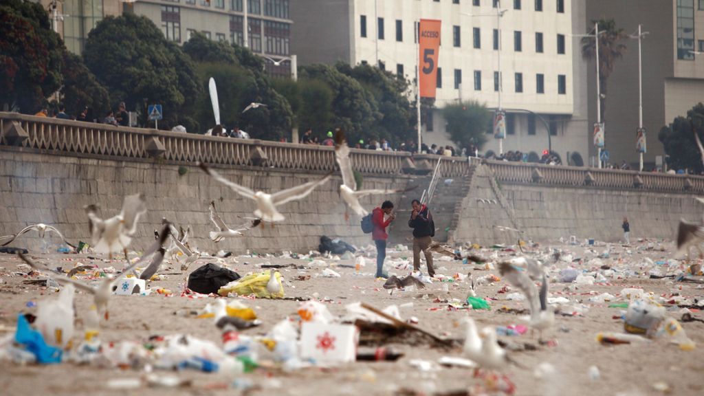 Las playas de A Coruña amanecen llenas de basura
