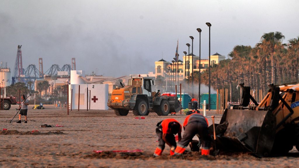 La playa de la Malvarrosa en Valencia también ha amanecido llena de basura