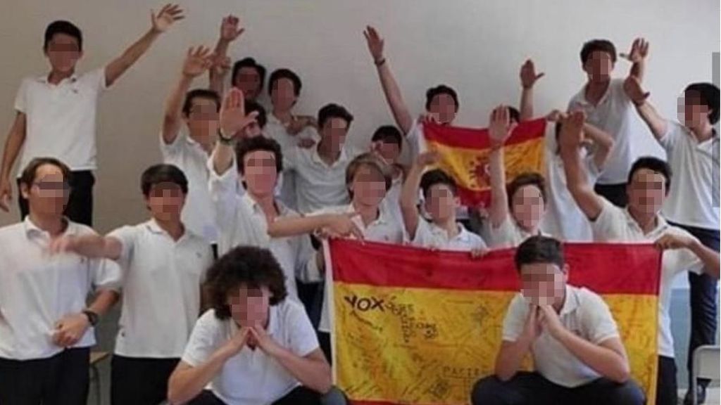 La polémica foto de los alumnos del colegio haciendo el saludo fascista