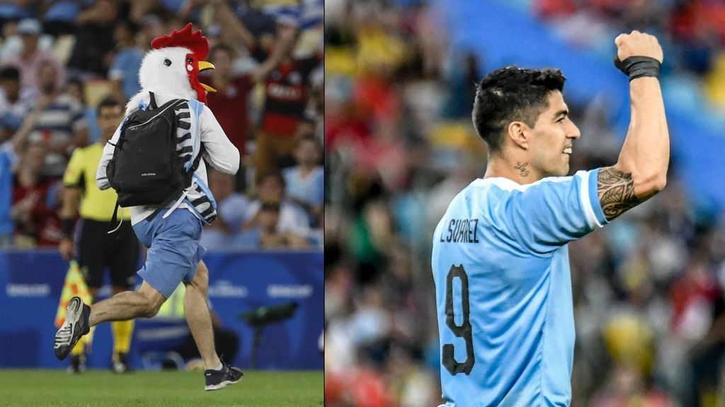 Salta un espontaneo vestido de gallina, se lleva una patada de Jara y Luis Suárez pide la expulsión del chileno Salta un espontaneo vestido de gallina, se lleva una patada de Jara y Luis Suárez pide la expulsión del chileno