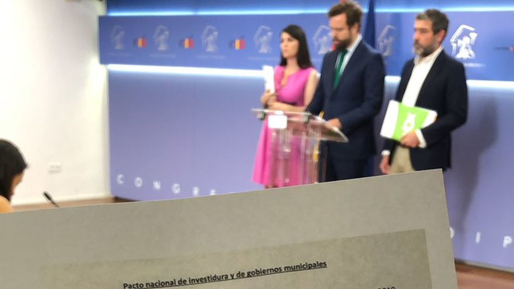 rueda de prensa de vox anunciando la ruptura con el PP