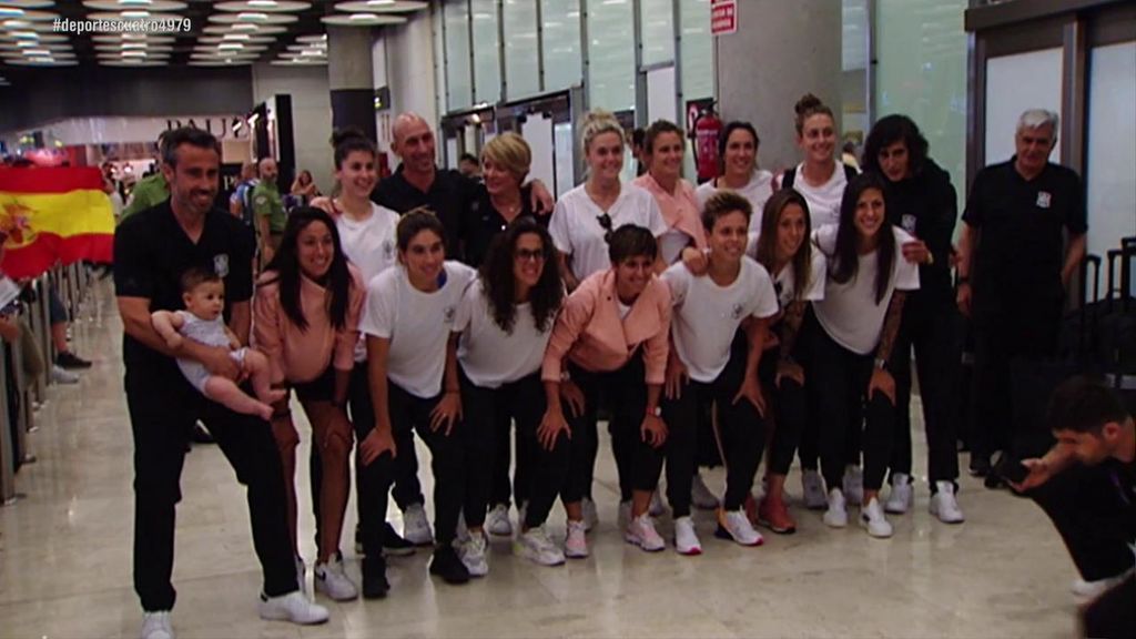La llegada a España de la Selección femenina tras su derrota ante Estados Unidos: "Las cosas buenas están por venir"