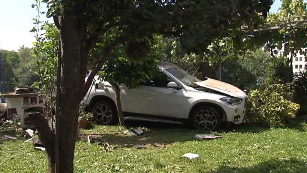 Amanecen con un coche "plantado" en su huerto