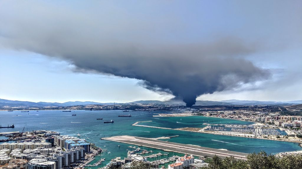 El incendio de San Roque provoca una impresionante columna de humo