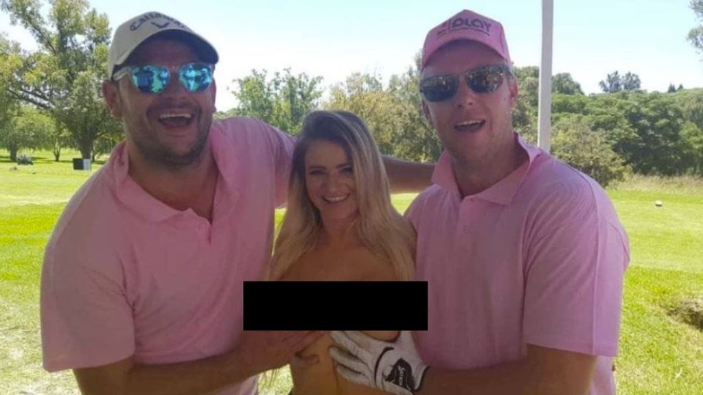 Indignación en el mundo del golf por un torneo en el que habrá mujeres desnudas para 'ayudar' a los deportistas Indignación en el mundo del golf por un torneo en el que habrá mujeres desnudas para 'ayudar' a los deportistas