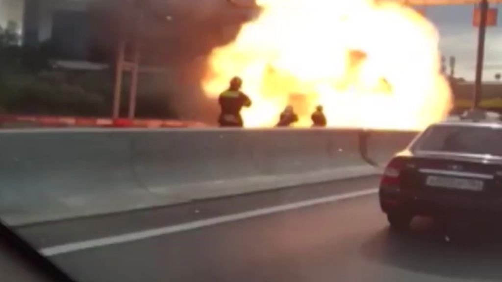 Las impactantes imágenes de un coche que explota en una autovía de Moscú