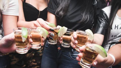 Qué es la peligrosa moda del binge drinking? - NIUS