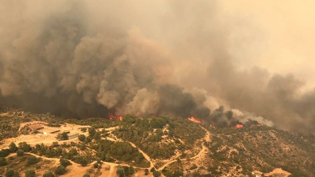 Un incendio descontrolado en Tarragona afecta a 3.500 hectáreas