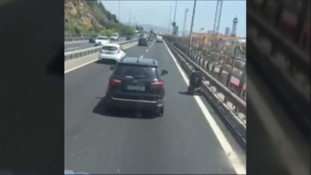 Locura en la carretera: un hombre circula con una silla eléctrica por la autovía en Barcelona