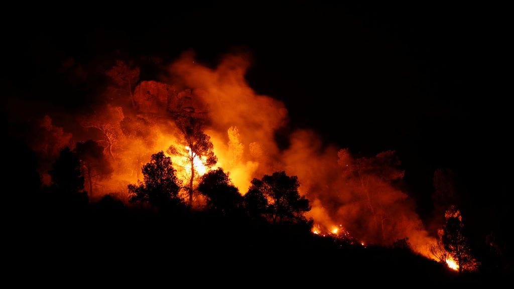 El fuego sume a Tarragona en una avalancha de humo y llamas sin control
