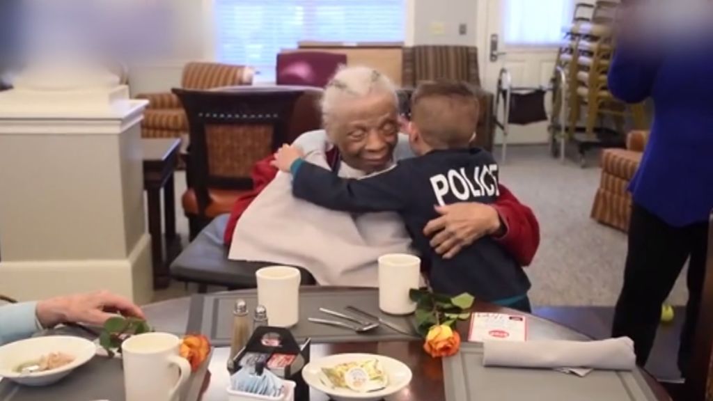 Un niño acude a residencias para dar abrazos a los ancianos