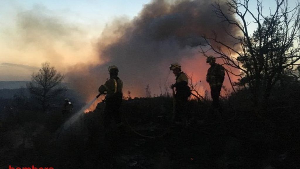 Un nuevo incendio en la misma zona pone en jaque a los bomberos Un nuevo incendio en la misma zona pone en jaque a los bomberos