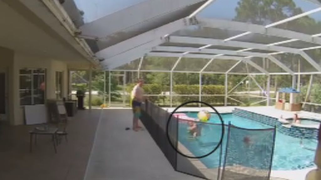 De cabeza y sin pensárselo: Un hombre rescata a un bebé que se precipito en la piscina de su casa