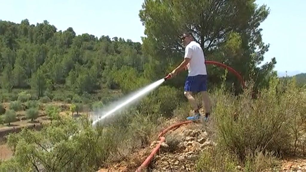 Los vecinos de las zonas afectadas por el incendio en Tarragona se unen para combatir las llamas