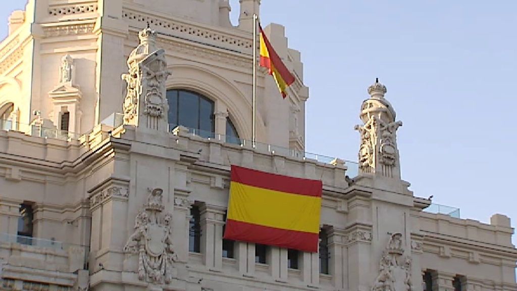 PP Y Ciudadanos ceden ante Vox y colocan una bandera de España en la fachada del Ayuntamiento de Madrid