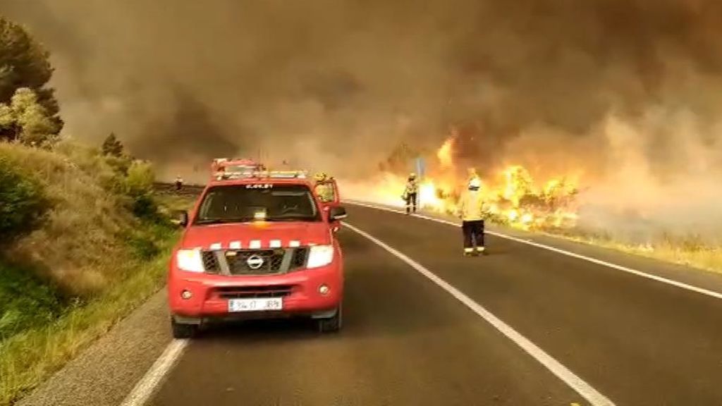 El fuego de Tarragona sigue fuera de control y podría complicarse por las altas temperaturas El fuego de Tarragona sigue fuera de control y podría complicarse por las altas temperaturas