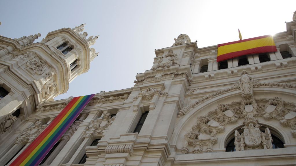 La bandera del orgullo gay convertida en arma arrojadiza en los ayuntamientos